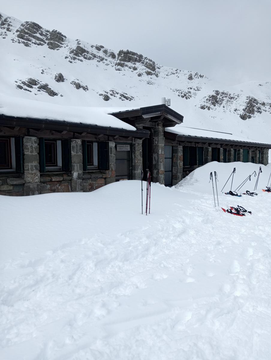 Casetta dei pastori e Lago Nero da Fontana Vaccaia - foto 4