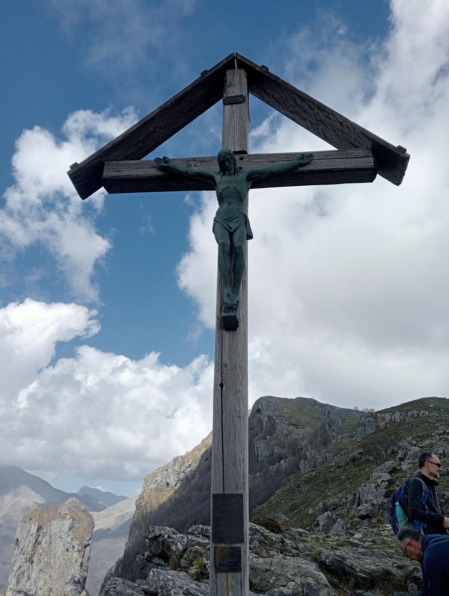 Monte Matanna, Monte Nona e Rifugio Forte dei Marmi da Pomezzana