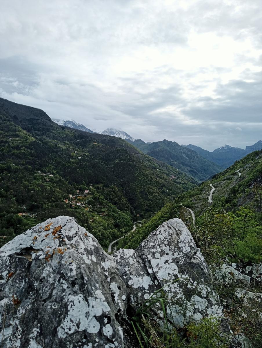Monte costa, Monte Anchiana e Chiesa di Santa Barbara da Seravezza - foto 3