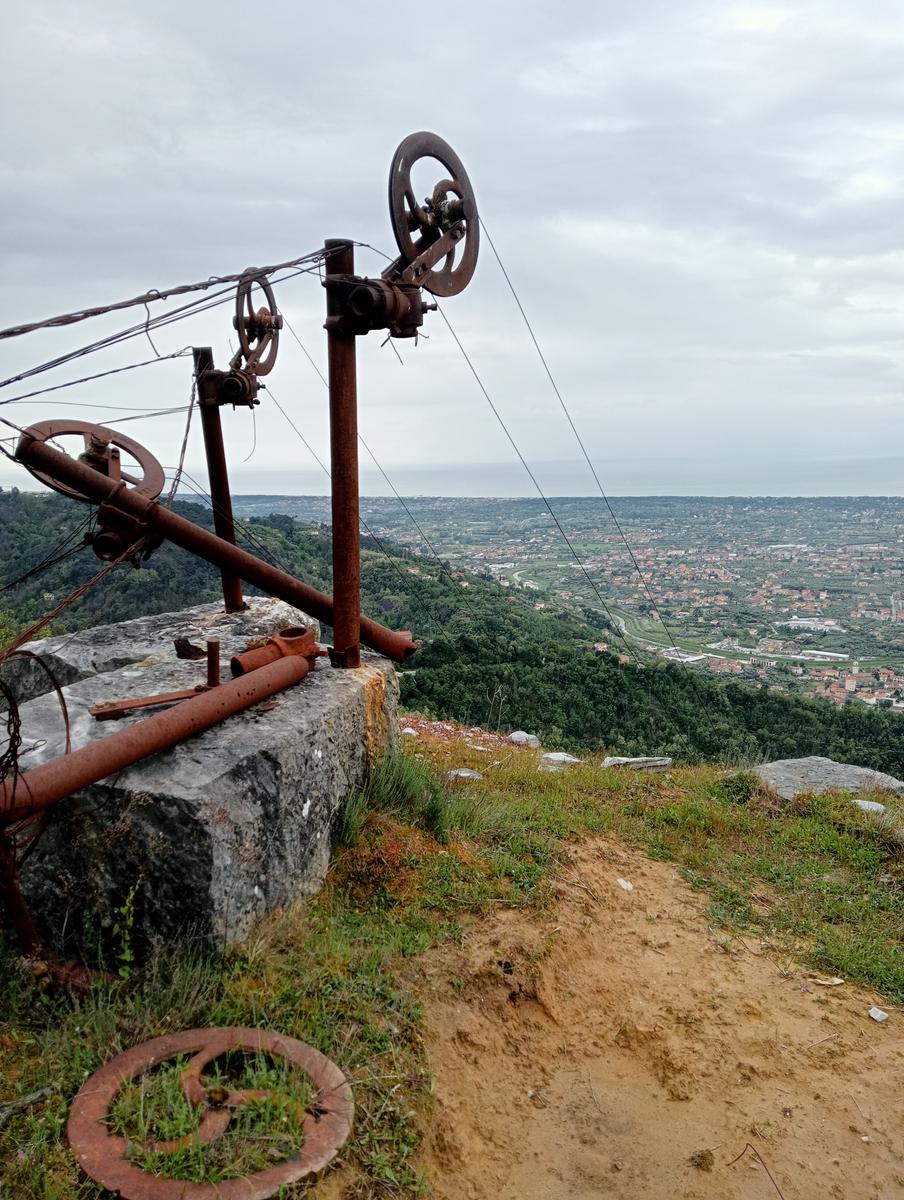 Monte costa, Monte Anchiana e Chiesa di Santa Barbara da Seravezza - foto 11