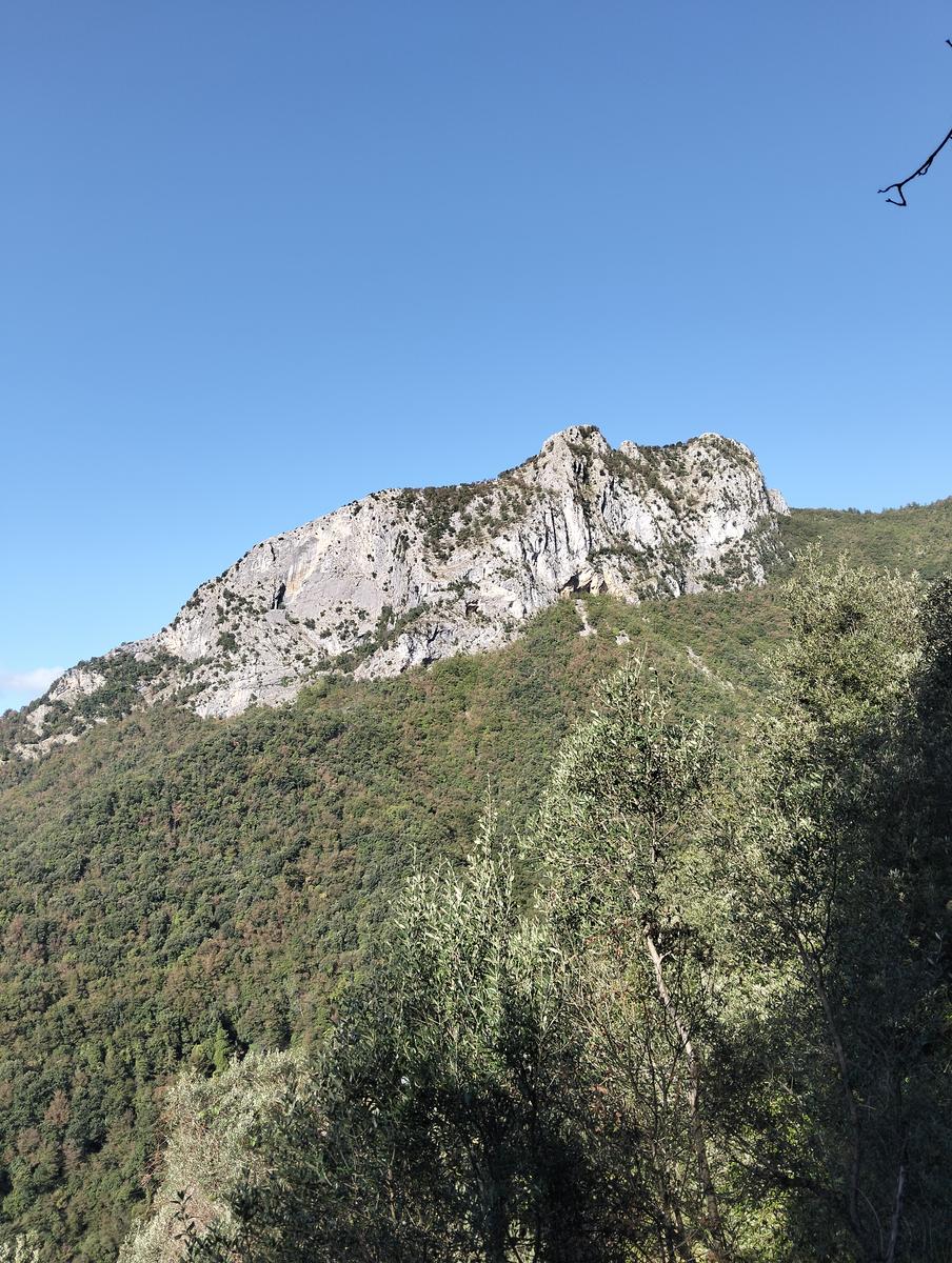 Vetta Monte Alto dalla cresta sud e Grotte bianche da Volegno