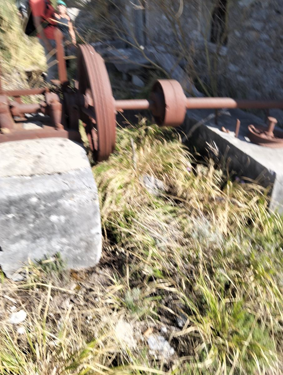 Vetta Monte Alto dalla cresta sud e Grotte bianche da Volegno - foto 2