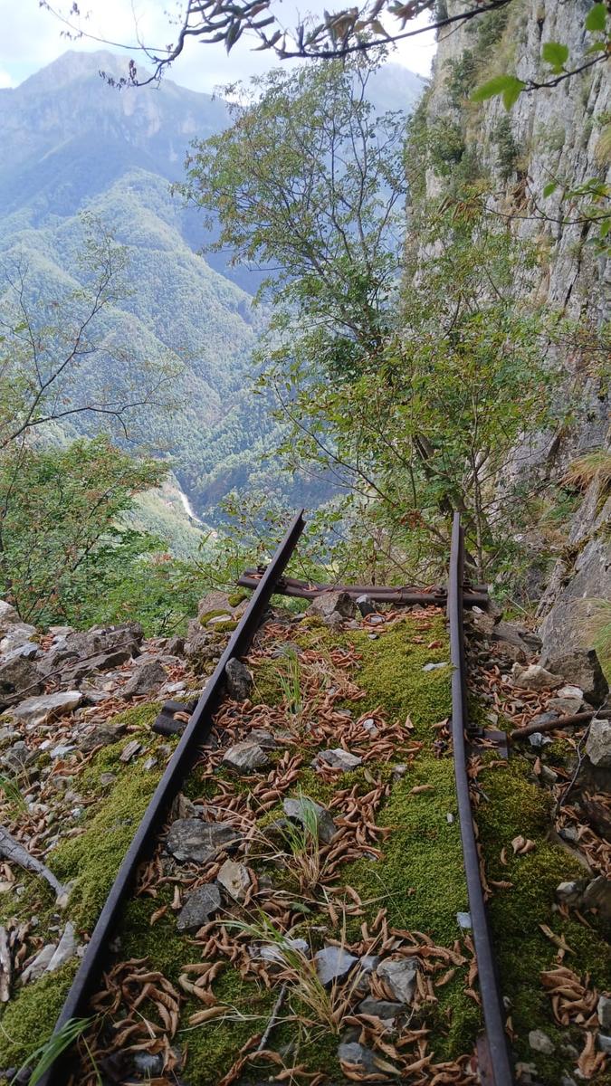 Vetta Monte Alto dalla cresta sud e Grotte bianche da Volegno - foto 8