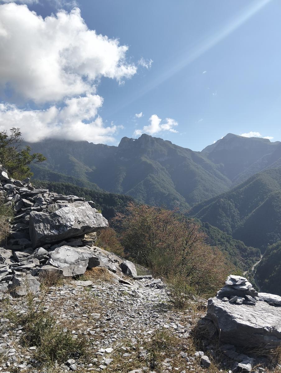 Vetta Monte Alto dalla cresta sud e Grotte bianche da Volegno - foto 12