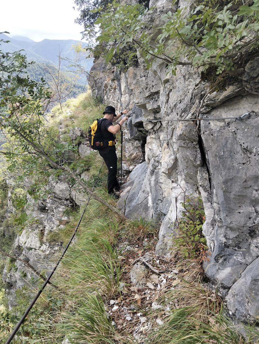 Vetta Monte Alto dalla cresta sud e Grotte bianche da Volegno - foto 15