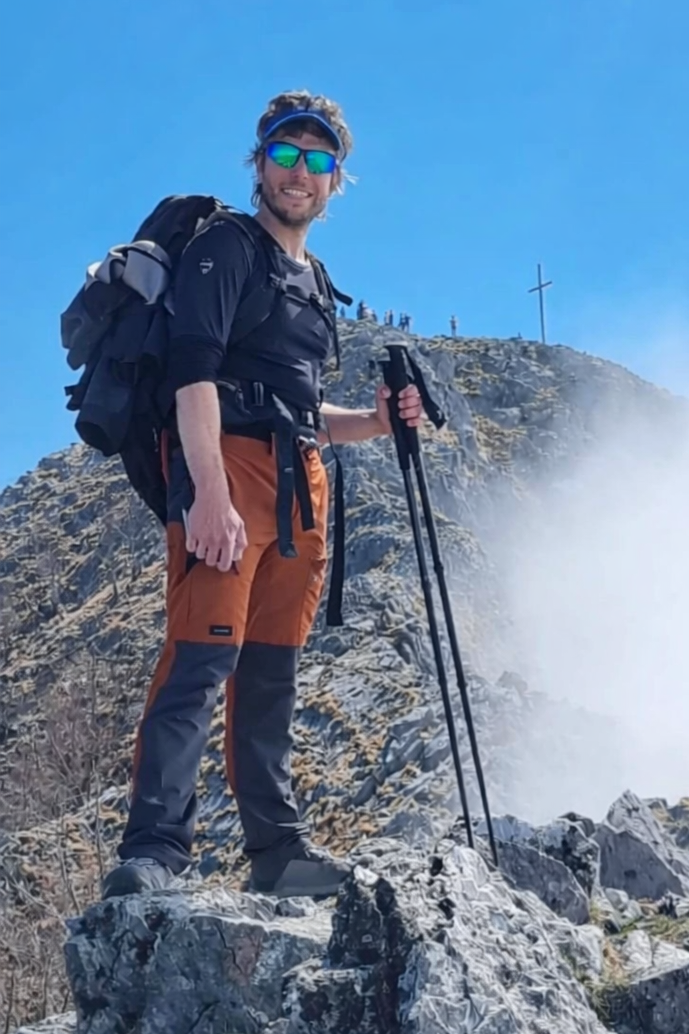 Luca Bigoni in vetta al Monte Altissimo, Alpi Apuane, Toscana